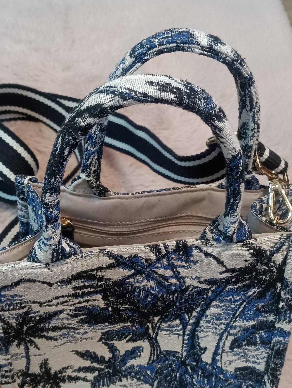 H&M Mini Crossbody - Picture 6 of 6